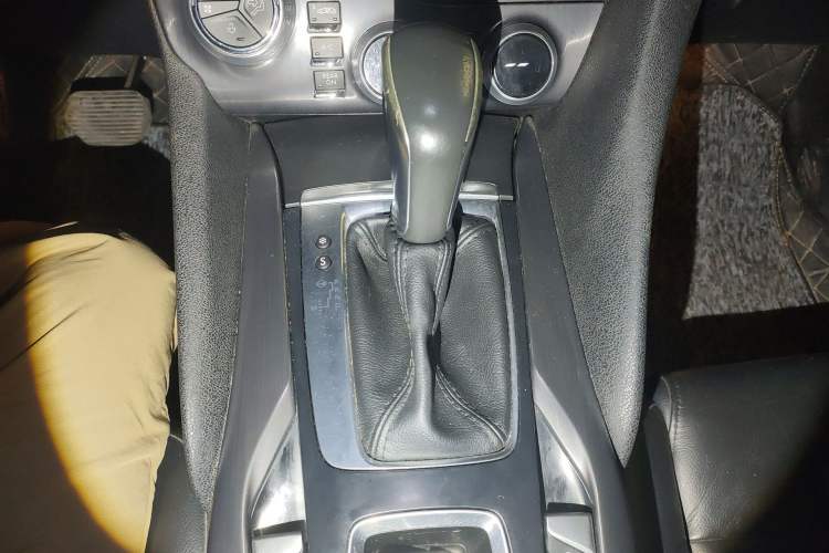 Used DS 5 2014 1.6T Luxury Edition THP160 Gear Lever