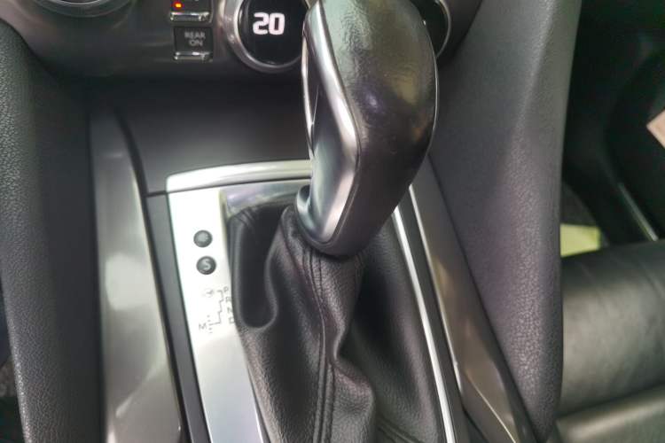 Used DS 5 2014 1.6T Luxury Edition THP160 Gear Lever