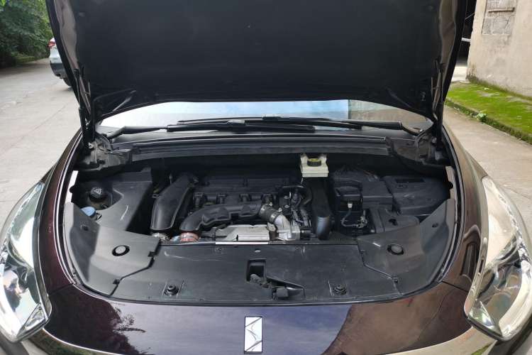Used DS 5 2015 1.6T Luxury Edition THP160 Engine Bay