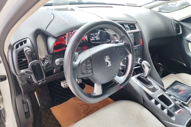 Used DS 5 2015 1.8T Luxury Edition THP200 Center Console