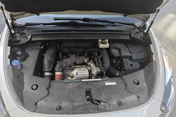 Used DS 5 2015 1.6T Luxury Edition THP160 Engine Bay