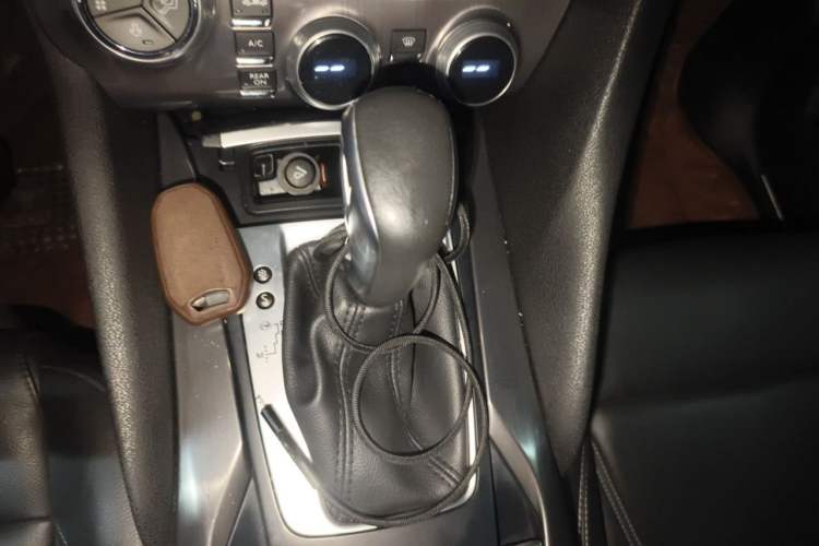 Used DS 5 2015 1.6T Luxury Edition THP160 Gear Lever