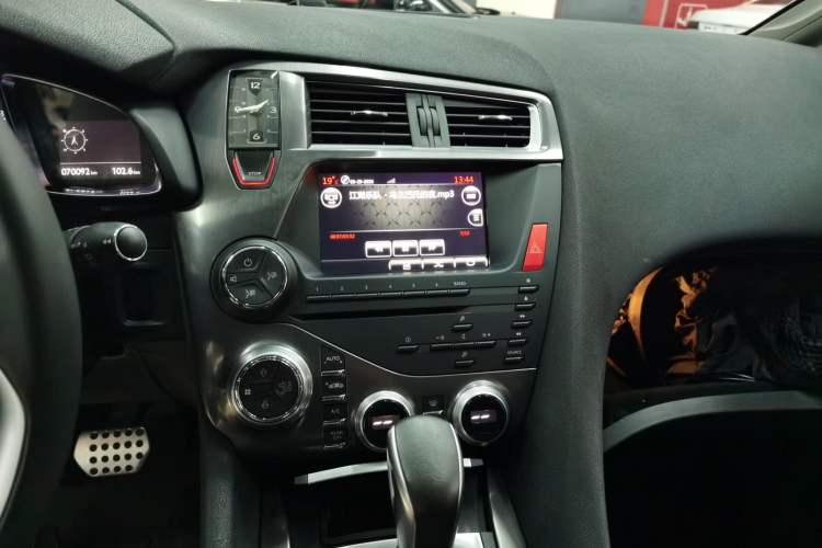 Used DS 5 2018 30THP P-Line Sport Model Audio And AC Panel