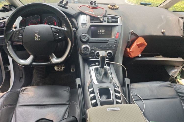 Used DS 5 2018 30THP P-Line Sport Model Center Console