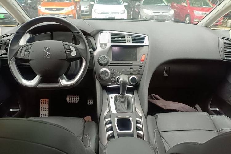 Used DS 5 2018 30THP P-Line Sport Model Center Console