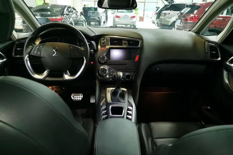 Used DS 5 2018 30THP P-Line Sport Model Center Console