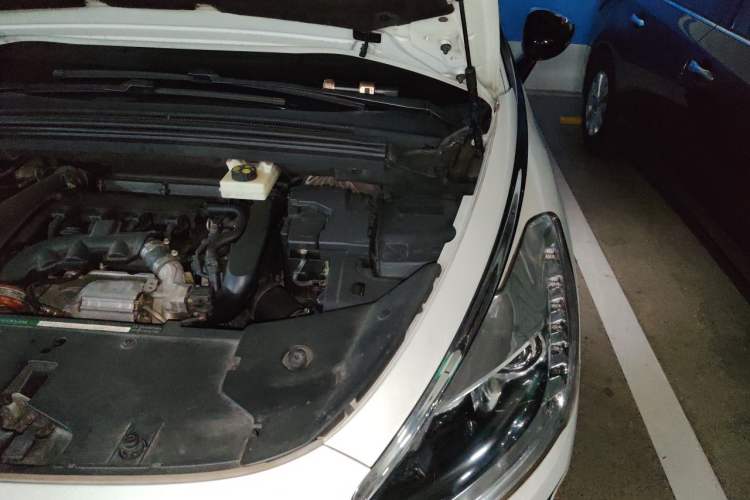 Used DS 5 2018 30THP P-Line Sport Model Engine Bay Left