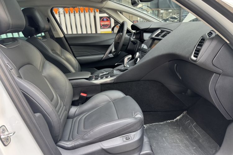 Used DS 5 2018 30THP P-Line Sport Model Interior 7