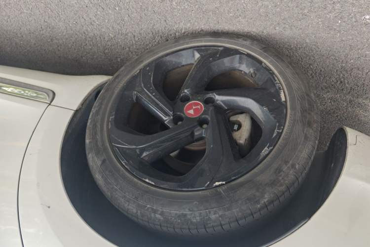 Used DS 5 2018 30THP P-Line Sport Model Right Front Wheel Hub