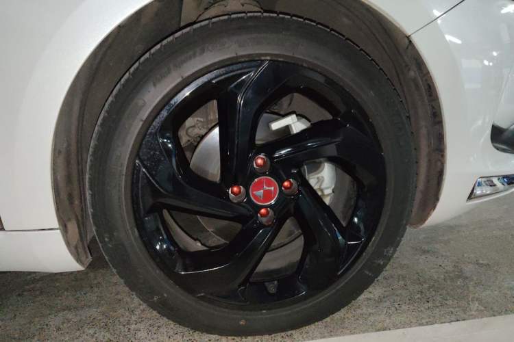 Used DS 5 2018 30THP P-Line Sport Model Right Front Wheel Hub