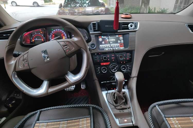 Used DS 5LS 2014 1.6T Prestige Edition THP200 Center Console