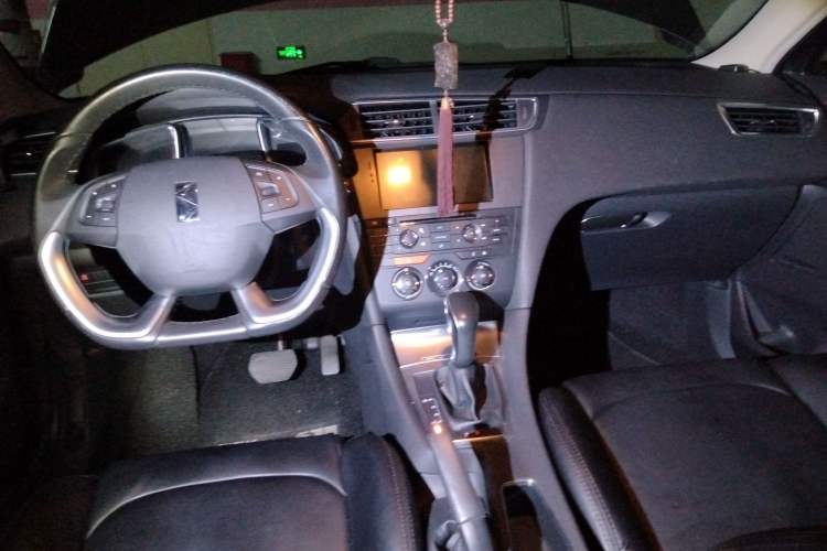 Used DS 5LS 2014 1.8L automatic Comfort version VTi140 Center Console