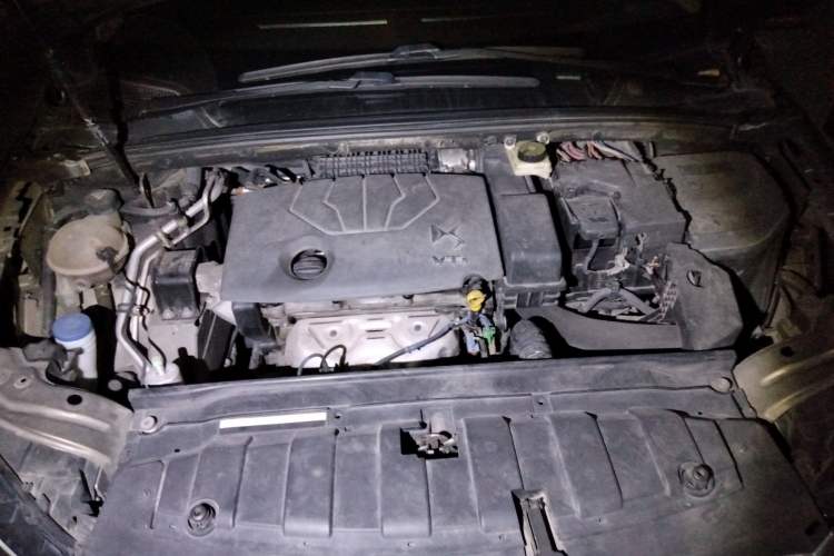 Used DS 5LS 2014 1.8L automatic Comfort version VTi140 Engine Bay