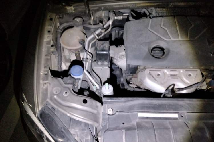 Used DS 5LS 2014 1.8L automatic Comfort version VTi140 Engine Bay Right