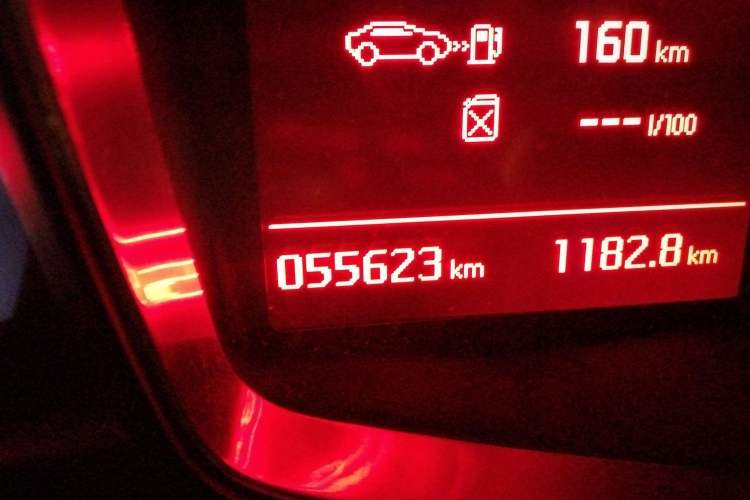 Used DS 5LS 2014 1.8L automatic Comfort version VTi140 Odometer Close Up
