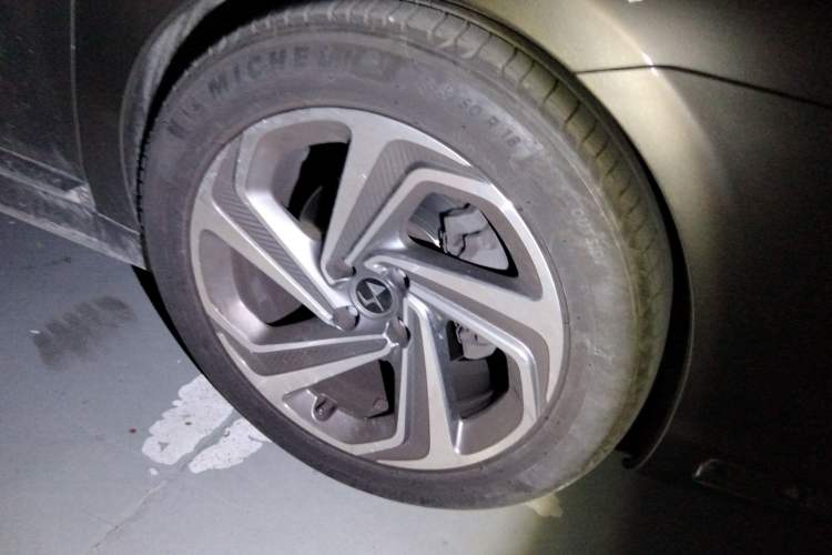Used DS 5LS 2014 1.8L automatic Comfort version VTi140 Right Front Wheel Hub