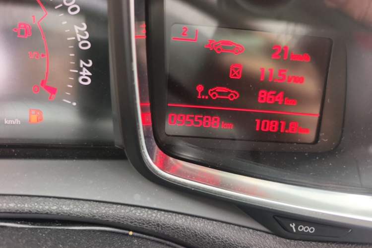 Used DS 5LS 2014 1.6T Luxury Edition THP160 Odometer Close Up
