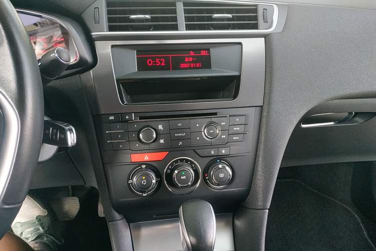 Used DS 5LS 2014 1.8L automatic Comfort version VTi140 Audio And AC Panel