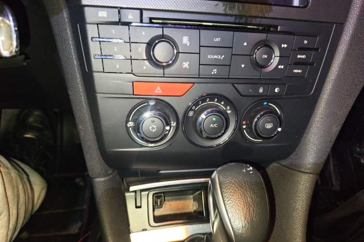 Used DS 5LS 2014 1.8L automatic Comfort version VTi140 Audio And AC Panel