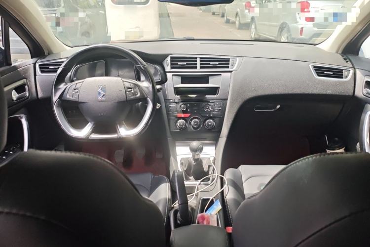 Used DS 5LS 2014 1.8L Manual Comfort Version VTi140 Center Console