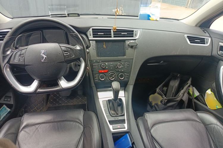 Used DS 5LS 2014 1.8L Elegant Edition VTi140 Center Console