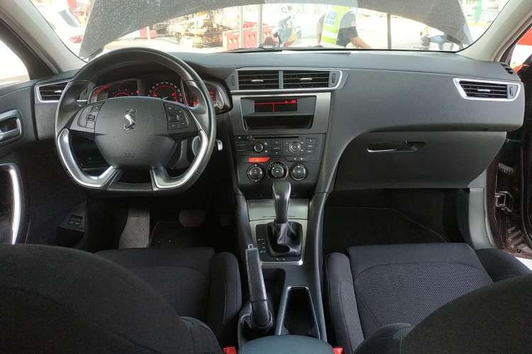 Used DS 5LS 2014 1.8L automatic Comfort version VTi140 Center Console