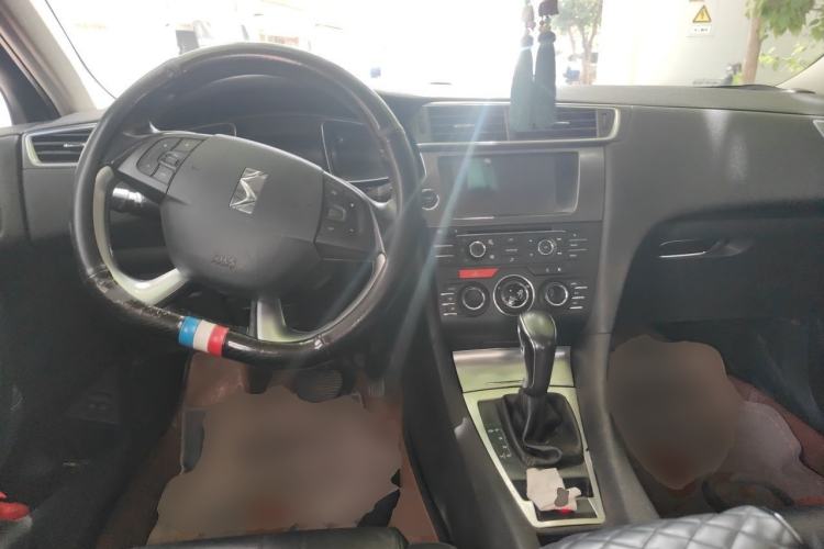 Used DS 5LS 2014 1.8L Elegant Edition VTi140 Center Console
