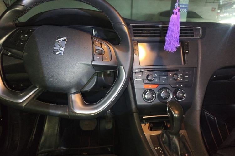 Used DS 5LS 2014 1.8L automatic Comfort version VTi140 Center Console