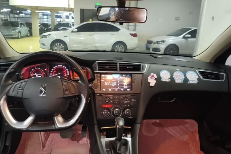 Used DS 5LS 2014 1.8L automatic Comfort version VTi140 Center Console