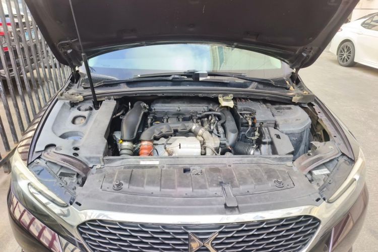 Used DS 5LS 2014 1.6T Luxury Edition THP160 Engine Bay