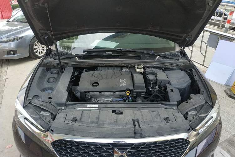 Used DS 5LS 2014 1.8L automatic Comfort version VTi140 Engine Bay
