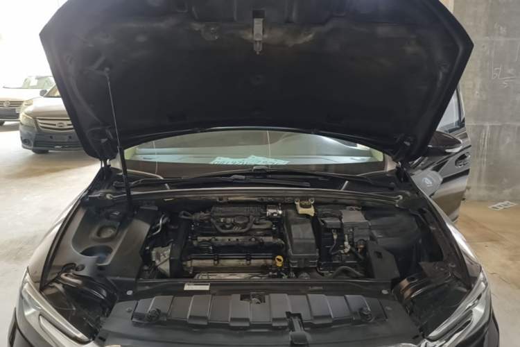 Used DS 5LS 2014 1.8L automatic Comfort version VTi140 Engine Bay