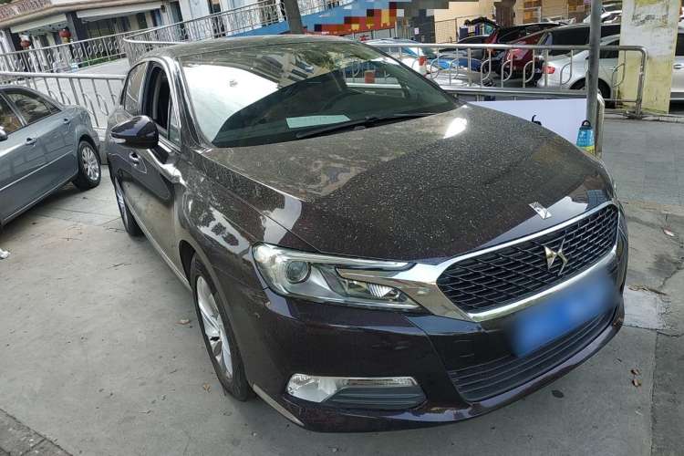 Used DS 5LS 2014 1.8L automatic Comfort version VTi140 Front Right 45 Deg