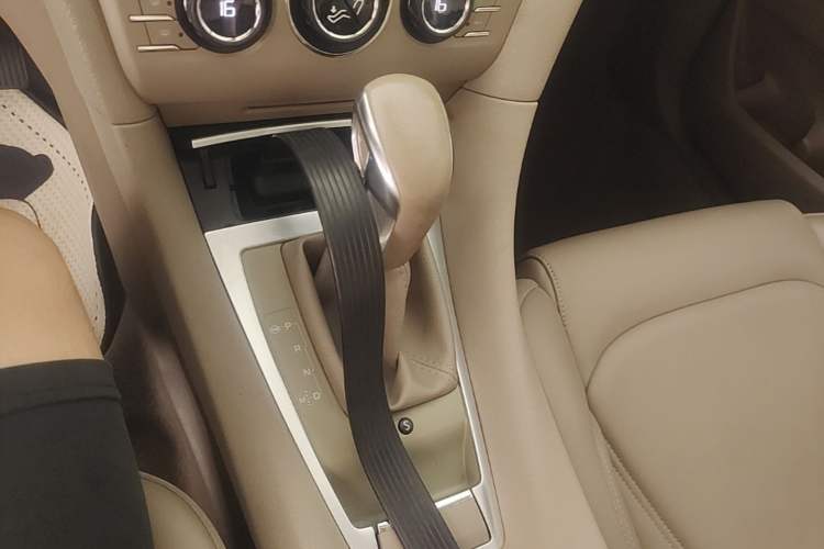 Used DS 5LS 2014 1.6T Luxury Edition THP160 Gear Lever