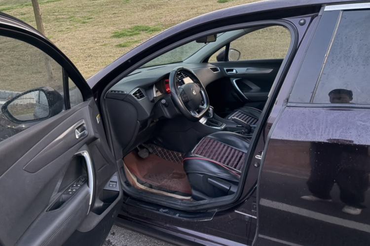 Used DS 5LS 2014 1.8L automatic Comfort version VTi140 Interior 1