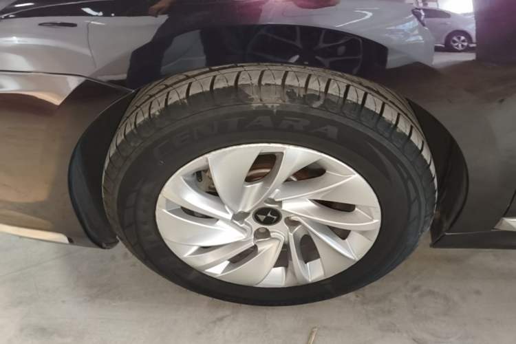 Used DS 5LS 2014 1.8L automatic Comfort version VTi140 Left Front Wheel Hub