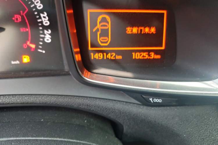 Used DS 5LS 2014 1.6T Luxury Edition THP160 Odometer Close Up