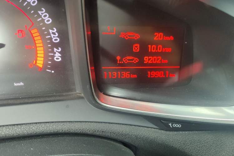 Used DS 5LS 2014 1.6T Luxury Edition THP160 Odometer Close Up