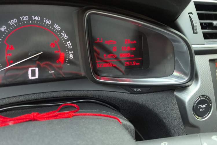 Used DS 5LS 2014 1.6T Luxury Edition THP160 Odometer Close Up