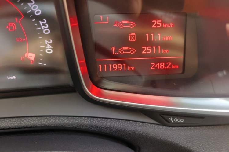 Used DS 5LS 2014 1.6T Luxury Edition THP160 Odometer Close Up