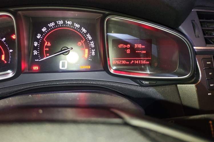 Used DS 5LS 2014 1.8L automatic Comfort version VTi140 Odometer Close Up