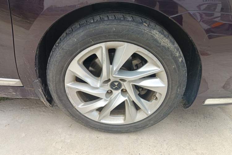 Used DS 5LS 2014 1.8L Elegant Edition VTi140 Right Front Wheel Hub