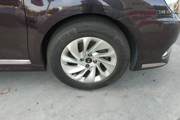 Used DS 5LS 2014 1.8L automatic Comfort version VTi140 Right Front Wheel Hub