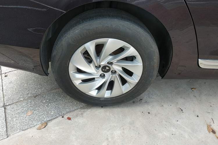 Used DS 5LS 2014 1.8L automatic Comfort version VTi140 Right Rear Wheel Hub
