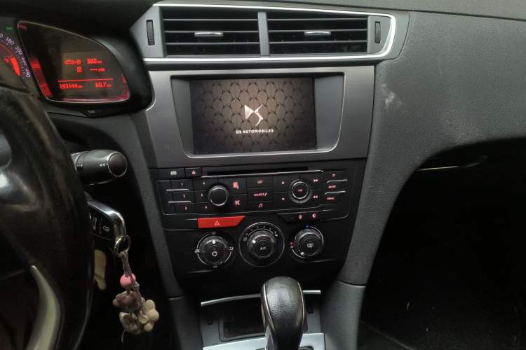 Used DS 5LS 2014 1.8L automatic Comfort version VTi140 Audio And AC Panel