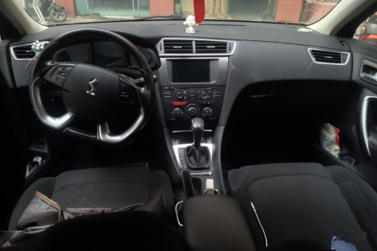 Used DS 5LS 2014 1.8L automatic Comfort version VTi140 Center Console