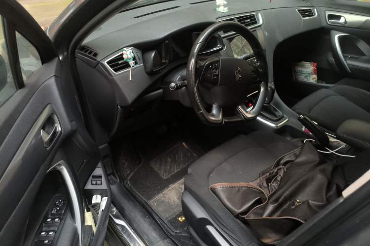 Used DS 5LS 2014 1.8L automatic Comfort version VTi140 Driver Seat
