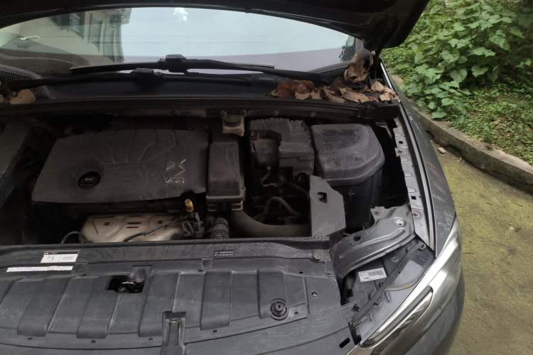 Used DS 5LS 2014 1.8L automatic Comfort version VTi140 Engine Bay Left