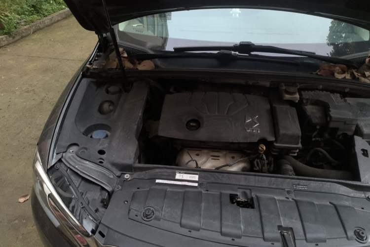 Used DS 5LS 2014 1.8L automatic Comfort version VTi140 Engine Bay Right