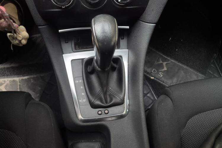 Used DS 5LS 2014 1.8L automatic Comfort version VTi140 Gear Lever